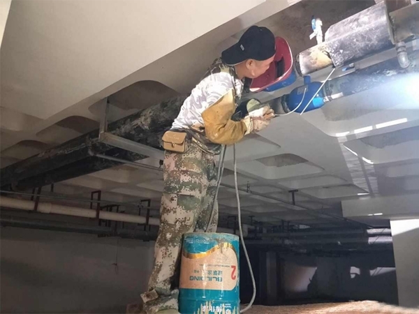 當供熱管道或暖氣片漏水時，應(yīng)采取哪些措施？